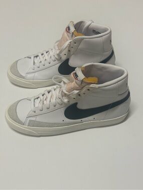 Nike Blazer Mid '77 Vintage Women’s Size 10.5 Sneakers White Black Leather NWOB